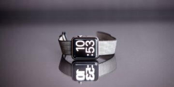 jens-kreuter-hj_Zz13tFEM-unsplash-Apple Watch de titanio prateado com pulseira de nylon cinza