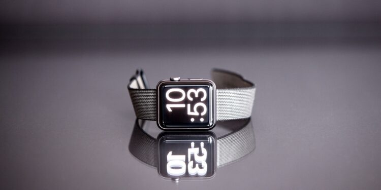 jens-kreuter-hj_Zz13tFEM-unsplash-Apple Watch de titanio prateado com pulseira de nylon cinza